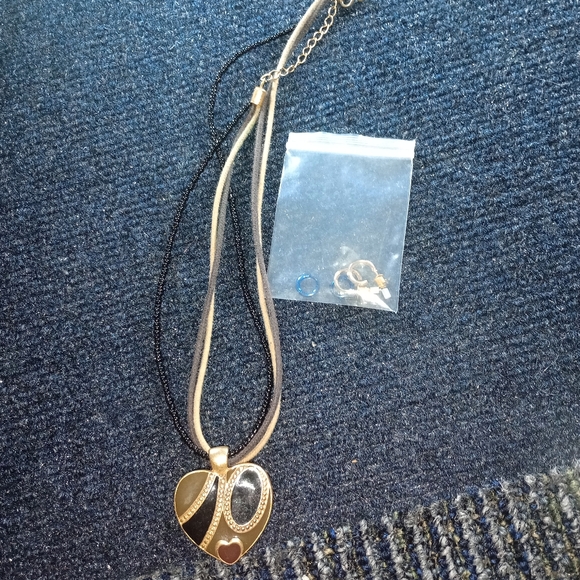 Pretty Heart Necklace + 2 pairs of tiny huggie hoop earrings - Picture 2 of 16